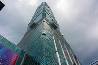 <a href="http://www.taipei-101.com.tw/en/index.aspx" target="_blank">101 Tower</a>. Mit 508 Metern bis zum Jahre 2007 das höchste Gebäude der Welt. Er steht in einer stark Erdbeben gefährdeten Region. Während des Baus ereigneten sich tödliche <a href="https://youtu.be/4ZNTaH2-oE0" target="_blank">Unfälle</a> weil es bebte. 